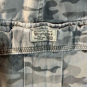 Men Wrangler camouflaged cargo shorts